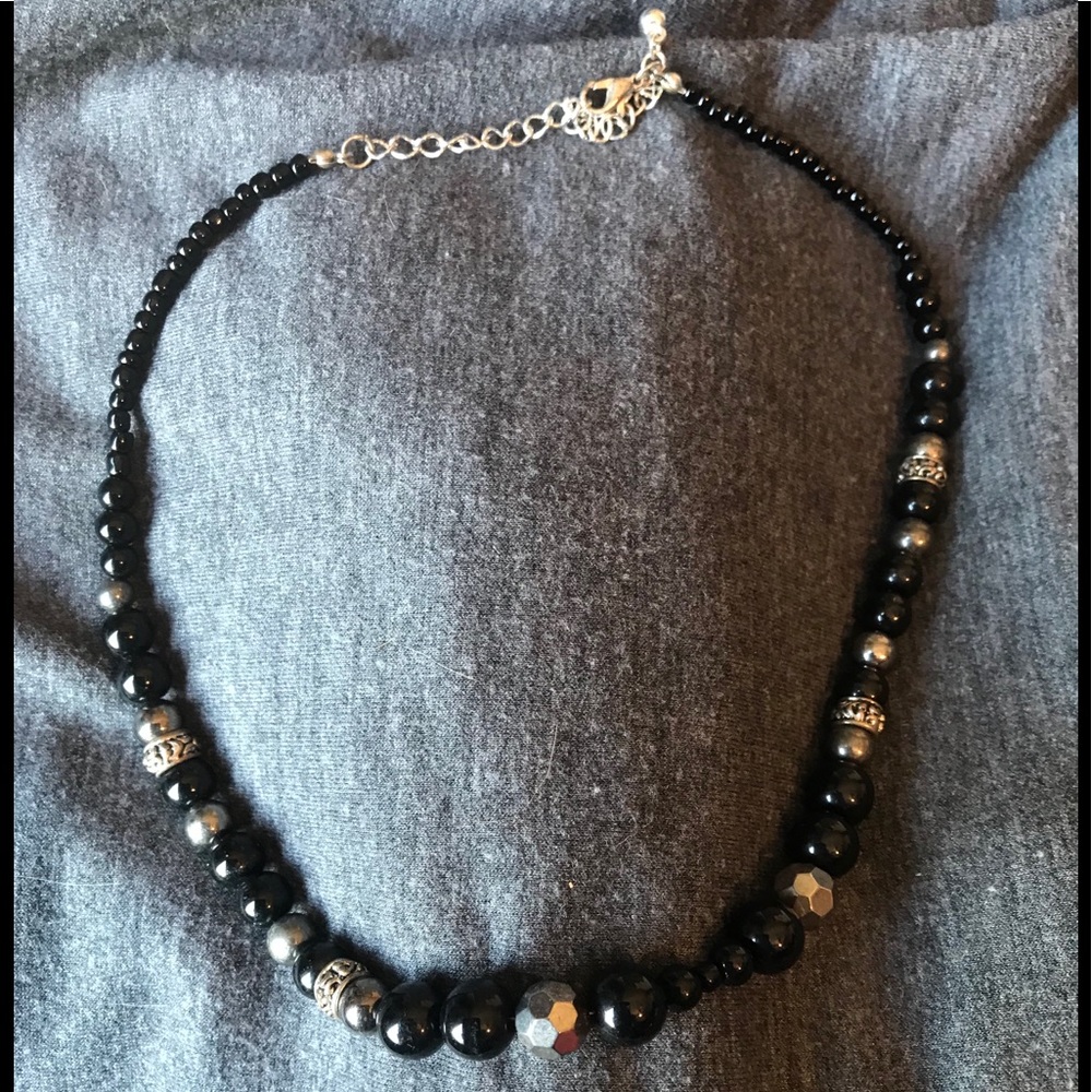 “NWOT” BLACK & SILVER BEADED NECKLACE